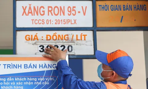 Dự báo giá xăng ngày mai tiếp tục lập kỷ lục mới