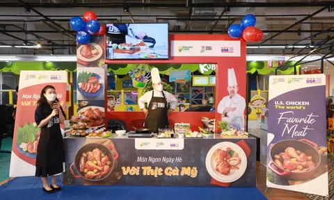 Chế biến món xà lách bọc thịt gà Mỹ bằm với đầu bếp Norbert Ehrbar