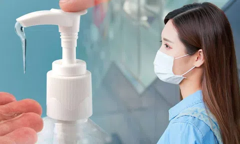 5 điều bất cứ tiếp viên nào cũng khuyên bạn nên làm khi đi vệ sinh trên máy bay