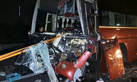 Va chạm với xe đầu kéo trên cao tốc Trung Lương, ô tô giường nằm bị biến dạng 