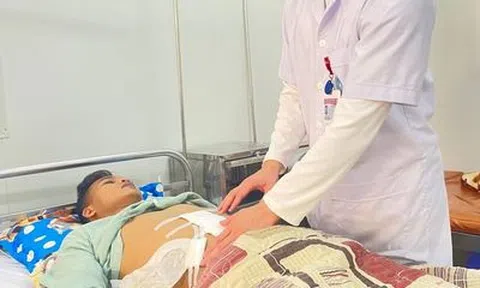 Cứu sống bệnh nhân bị thanh gỗ đâm xuyên bụng