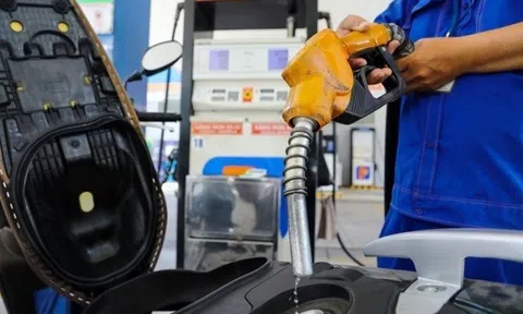 Giá xăng trong nước ngày mai có khả năng quay đầu giảm
