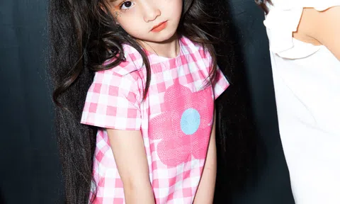 Mẫu nhí 6 tuổi Emily Nhã Uyên gây 'sốt' với khả năng catwalk đỉnh cao ở Thượng Hải