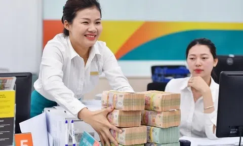 Lợi nhuận giảm, ngân hàng vẫn chi mạnh trả lương cho nhân viên