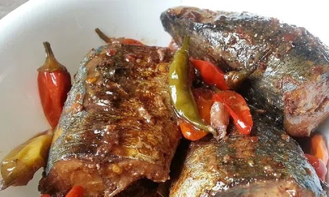 Kho cá cho thêm nắm lá này, cá không tanh, thơm ngon, chắc thịt