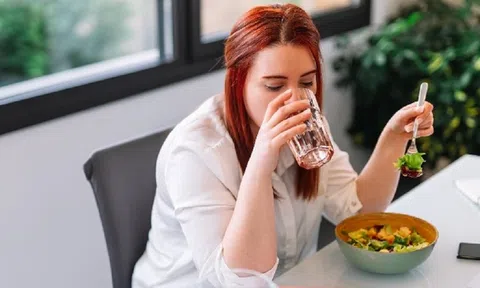 Uống nước trong bữa ăn tốt hay xấu?