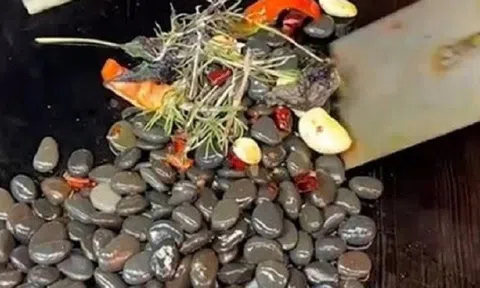 Món ăn kỳ lạ với nguyên liệu chính là đá cuội khiến dân mạng sửng sốt