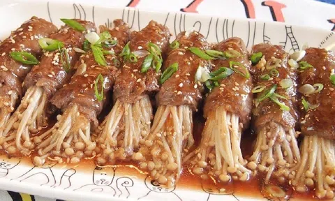 Món ngon cuối tuần: Bò cuộn nấm kim châm sốt xì dầu ngon đậm đà
