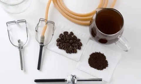 Thụt cà phê thải độc, bác sĩ cảnh báo nguy hiểm khi học theo