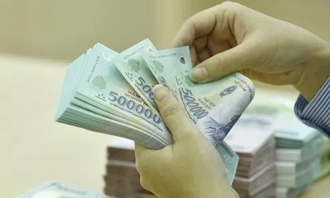 Người dân tiếp tục gửi tiền vào ngân hàng bất chấp lãi suất giảm