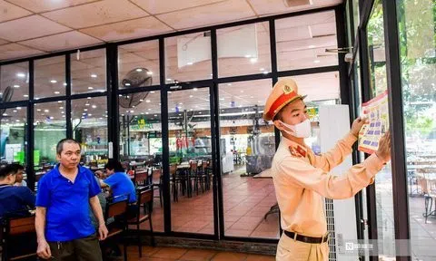 CSGT dán áp phích “đã uống rượu bia không lái xe” tại từng quán nhậu