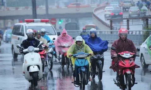 Dừng xe máy để mặc áo mưa có vi phạm pháp luật?