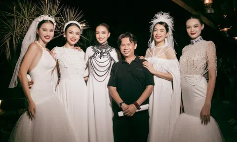 Đạo diễn catwalk Tạ Nguyên Phúc tất bật sau hậu trường show Đinh Văn Thơ