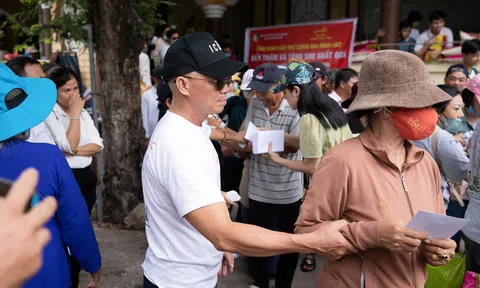 Vân Trang, Thúy Diễm, Thanh Thức cùng NTK Đinh Văn Thơ chia sẻ khó khăn với bà con Bình Định