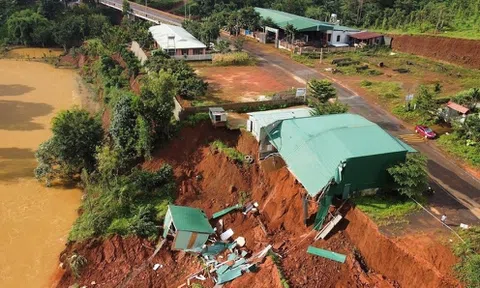 Đắk Nông: Sạt lở nghiêm trọng do mưa lũ, một phần nhà dân rơi xuống suối