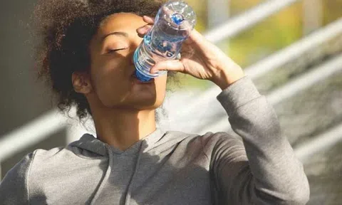 Người phụ nữ tử vong sau khi uống 4 chai nước trong vòng 20 phút