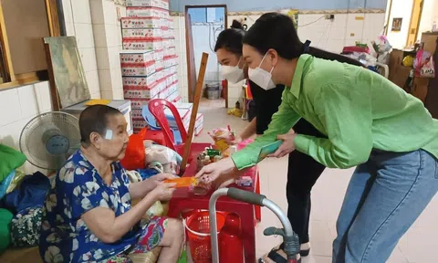 Trà Ngọc Hằng làm việc ý nghĩa mùa Vu Lan