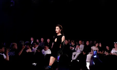Minh Tú được khen chuyên nghiệp khi diễn thời trang