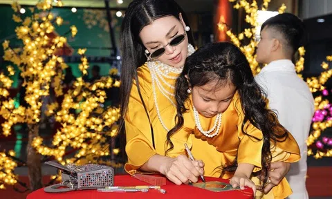 Trà Ngọc Hằng diện áo dài đôi cùng con gái Sophia