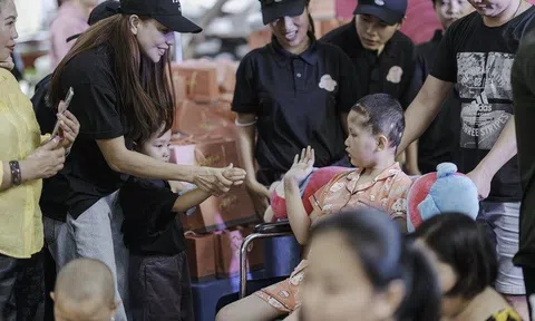 Mẹ con Trà Ngọc Hằng chở xe bánh tặng quà Tết cho trẻ em