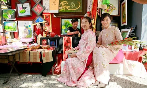 Minh Tú cùng mẹ đi xin chữ đầu năm mới