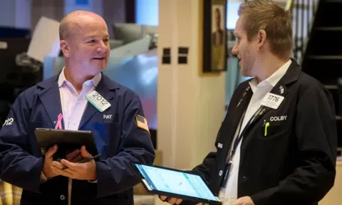 Cổ phiếu Meta lội ngược dòng, giá dầu lao dốc