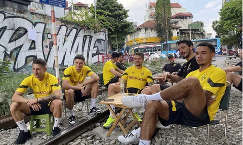 Hà Nội xác minh thông tin cầu thủ Dortmund chụp ảnh tại cà phê đường tàu