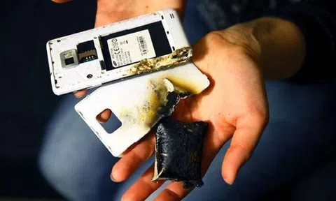 Thiếu niên 14 tuổi nát bàn tay trái do điện thoại nổ khi đang sử dụng