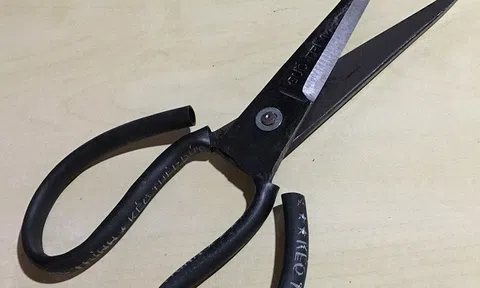 Điều tra nguyên nhân người đàn ông tử vong với cây kéo găm vào đầu