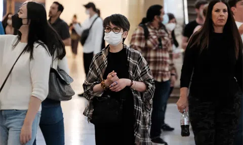 Bệnh hô hấp tăng, CDC Mỹ khuyến cáo người dân đeo khẩu trang trở lại