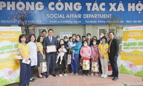 Tặng quà cho các bệnh nhân tại Bệnh viện Nhi Trung ương