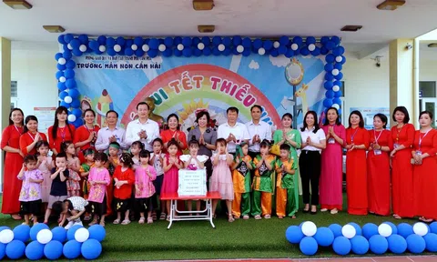 Các đồng chí lãnh đạo Thành phố Cẩm Phả đến thăm, tặng quà các em nhỏ dịp Tết thiếu nhi 1/6