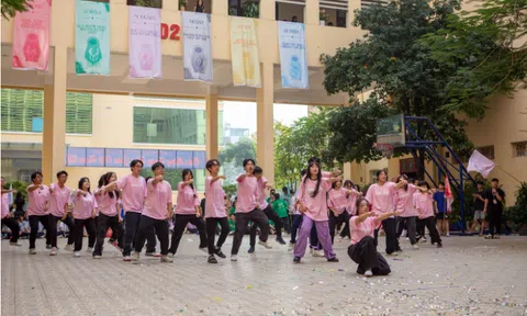 Học sinh trường Chuyên Sư phạm cháy bỏng trong những điệu nhảy Flashmob