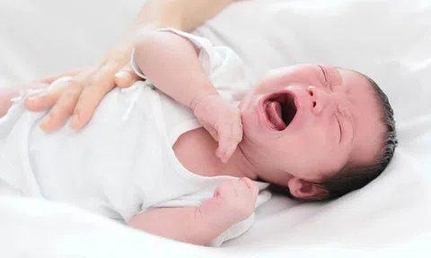 Mẹo chữa cho trẻ sơ sinh bị ngạt mũi, khò khè