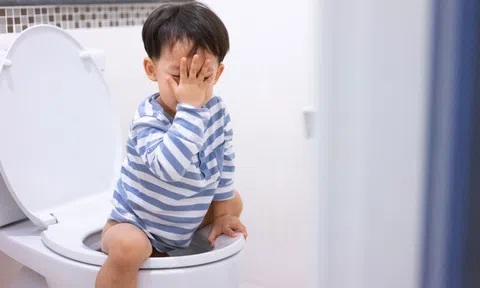 Mách mẹ cách giúp đi ngoài cho trẻ bị táo bón lâu ngày