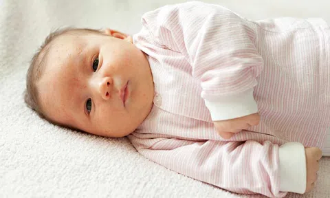 Trẻ bị cảm lạnh mẹ cần làm gì? Cách xử lý và điều trị