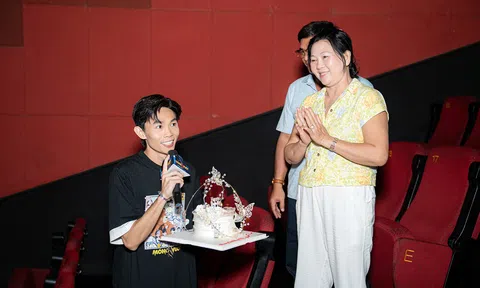 Hồng Thanh gây xúc động với màn “đánh úp” mẹ tại rạp phim, còn có lời nhắn nhủ đáng chú ý