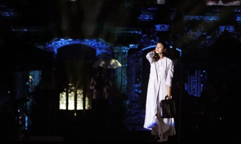 Nữ diễn viên "Em và Trịnh" mặc áo dài của em gái cố nhạc sĩ Trịnh Công Sơn dự Festival Huế 2024