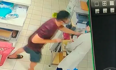 Công an mời người nhà bệnh nhi bóp cổ bác sĩ lên làm việc