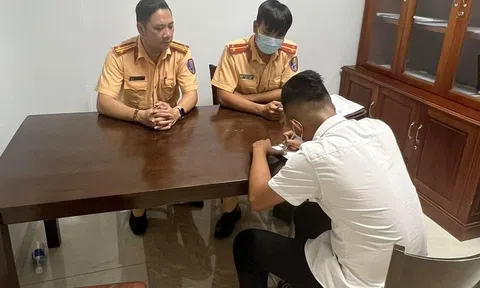 Bấm còi hơi inh ỏi trong khu đông dân cư, lái xe bị xử phạt