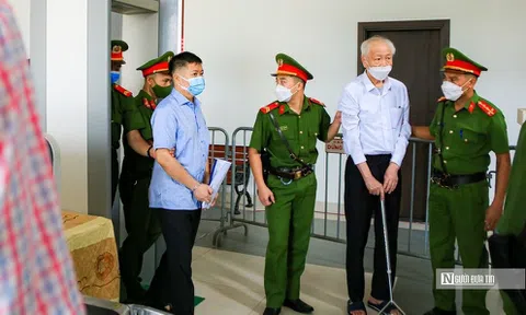 Cựu Chủ tịch Tổng công ty 3-2 chống gậy tới hầu tòa