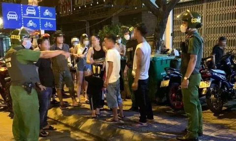 Điều tra vụ người đàn ông rủ bạn nhậu chặn đường... đánh hội đồng vợ