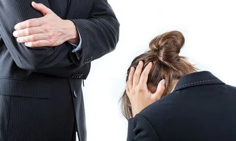 Nữ nhân viên ngân hàng bị ép nấu ăn, rửa bát, giặt đồ