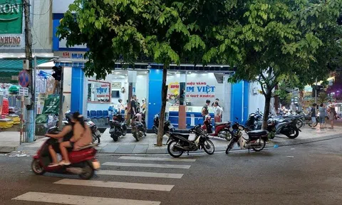 Tạm giữ kẻ cầm búa xông vào tiệm vàng, đập tủ kính