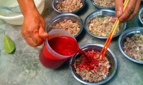Sau bữa tiết canh lòng lợn, người đàn ông phải đi cấp cứu gấp