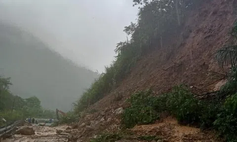 Khẩn trương thông đường, nhanh chóng hỗ trợ đồng bào bị lũ quét
