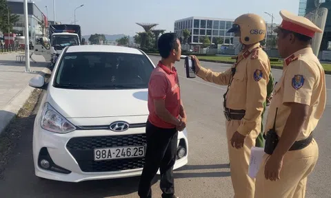 Phát hiện tài xế vi phạm nồng độ cồn, mang theo 2 khẩu súng