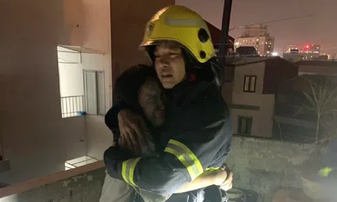 Người lính cứu hỏa kể lại khoảnh khắc cô gái ôm chặt khóc nức nở