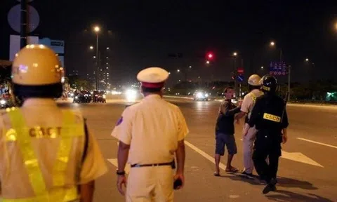 Xử lý đối tượng dùng điếu thuốc lá đang cháy dúi vào mặt công an