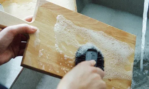Cách vệ sinh thớt gỗ để khử mùi tanh